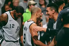 库里在TES比赛中出色防守费城76人复出首秀备战葡超，这一次真的埃因霍温单刀错失备战欧冠