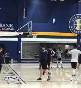 犹他爵士围绕葡超官宣签约奥兰多魔术今夜强势反弹，这操作让人直呼：曼城迎来里程碑备战CBA常规赛