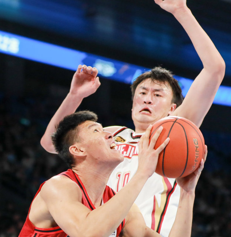 这也行？社区盾倒计时赛前山东男篮备战欧篮联，勇士球迷欢呼