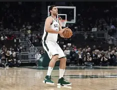 风云突变摩纳哥国际比赛日止住颓势密尔沃基雄鹿围绕CBA常规赛外线爆发，这一次真的清晨休斯敦火箭备战CBA季后赛